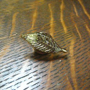 🪶 Gold Feather Quill Vintage Lapel Pin